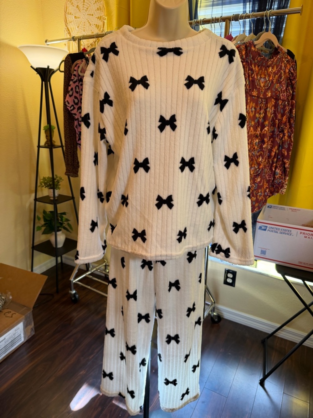 Women's Cream Ribbed Bow Print Lounge Set | Cozy Knit Top & Pants | Size Large - Picture 2 of 9